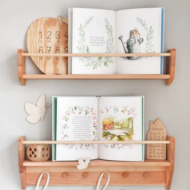Vegghylle til barnerom, med knotter – Nursery Wall Shelf