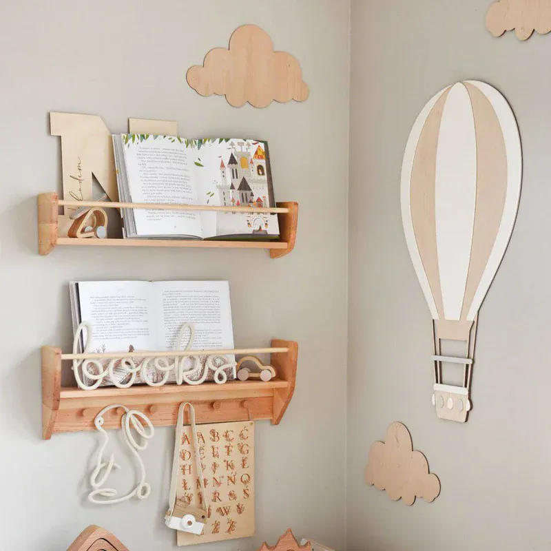 Vegghylle til barnerom, med knotter – Nursery Wall Shelf