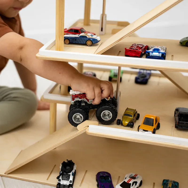 Parkeringshus til lekebiler med heis